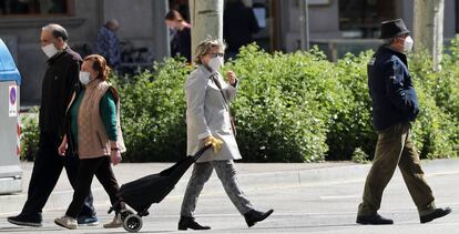 Gente paseando por Barcelona, en una imagen de archivo