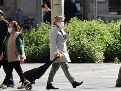 Gente paseando por Barcelona, en una imagen de archivo