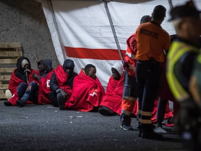 Un grupo de migrantes en el puerto de Arguineguin (Gran Canaria) tras ser rescatado el pasado día 30.