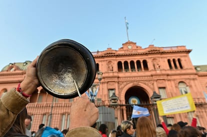 Manifestación afuera del palacio presidencial de Argentina debido a la crisis económica