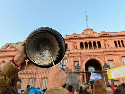 Manifestación afuera del palacio presidencial de Argentina debido a la crisis económica