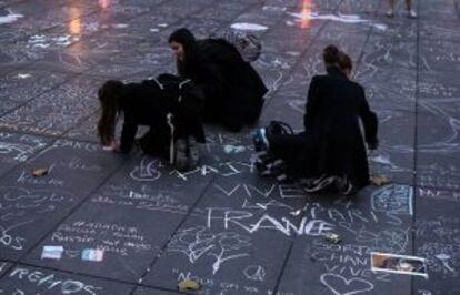 La plaza de la República, dos días después de la matanza terrorista perpetrada el 13 de noviembre.