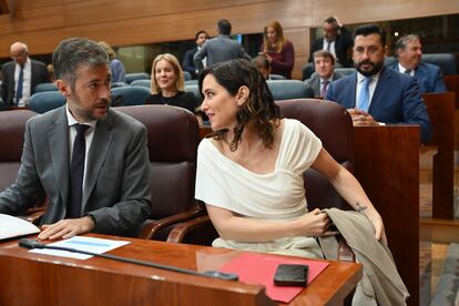 La presidenta de la Comunidad de Madrid, Isabel Díaz Ayuso, conversa con su consejero de Presidencia, Justicia y Administración Local, Miguel Ángel García, en la Asamblea de Madrid, el pasado mayo.