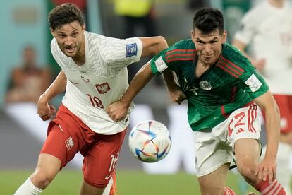 El polaco Bartosz Bereszynski (izquierda) y el mexicano Hirving Lozano pugnan por el balón durante el partido que enfrentó a sus dos selecciones. 