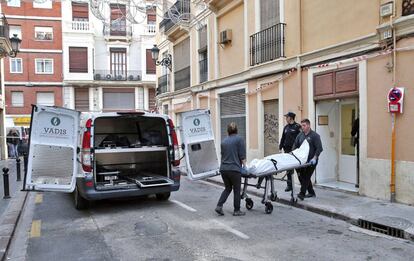 Retirada del cadáver del hombre acuchillado en Valencia.