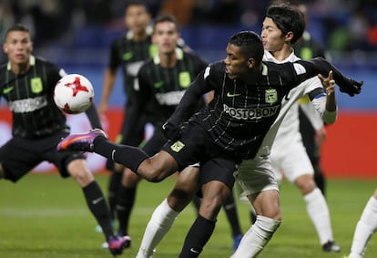 El colombiano Orlando Berrío controla el balón