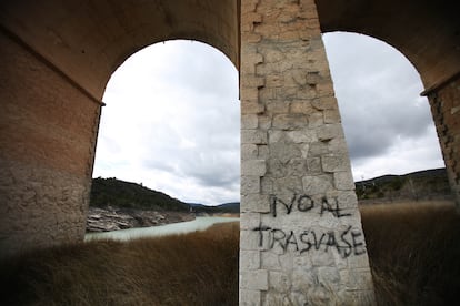 Una pintada contra el trasvase Tajo-Segura en un puente sobre el pantano de Entrepeñas (Guadalajara), en 2018.