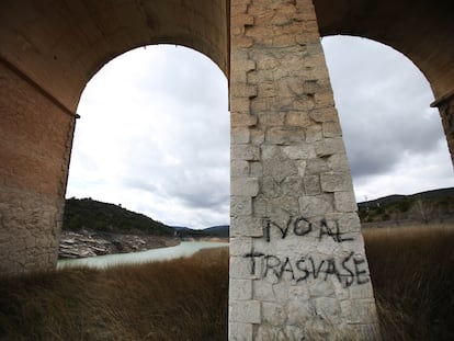 Una pintada contra el trasvase Tajo-Segura en la pilona de un puente sobre el pantano de Entrepeñas (Guadalajara), en 2018.