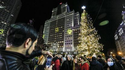 Un grupo de jóvenes se hacen fotos en Plaza de España el pasado viernes 26 de noviembre, día del encendido del alumbrado navideño.