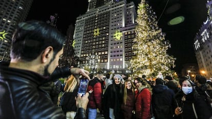 Un grupo de jóvenes se hacen fotos en Plaza de España el pasado viernes 26 de noviembre, día del encendido del alumbrado navideño.