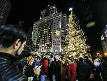 Un grupo de jóvenes se hacen fotos en Plaza de España el pasado viernes 26 de noviembre, día del encendido del alumbrado navideño.