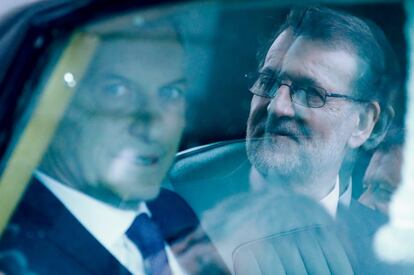 Mariano Rajoy se refleja en la ventanilla del coche que lleva al presidente de Argentina, Mauricio Macri, tras su discurso institucional en el Congreso de los Diputados, en la visita oficial del presidente argentino a España, el 22 de febrero de 2017.