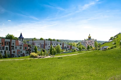 Otro mundo. Eso fue lo que creó el siempre original artista vienés Friedensreich Hundertwasser en 1993 en el hotel Rogner Bad Blumau, situado en el municipio que le da nombre, Bad Blumau, famoso por sus aguas termales y a hora y media en coche de Graz. El imaginario de color y fantasía de Hundertwasser está en todas partes: los diseños de los edificios, integrados en la naturaleza, y en los espacios termales, donde piscinas y columnas juegan con formas y contrastes cromáticos.