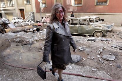 Una figurante maquillada para una escena de la miniserie de TVE <i>El asesinato de Carrero Blanco</i> rodada ayer en la calle Españoleto.