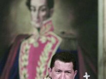 Chávez se dirige a la nación tras su regreso al palacio de Miraflores en Caracas.