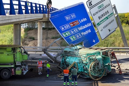 Trabajadores retiraban el pasado 28 de mayo un camión en un accidente ocurrido en el kilómetro 18 de la BU-30, en Quintanadueñas (Burgos), en el que murieron dos personas.