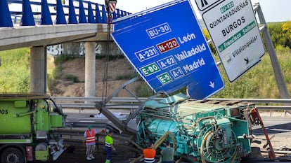 Trabajadores retiraban el pasado 28 de mayo un camión en un accidente ocurrido en el kilómetro 18 de la BU-30, en Quintanadueñas (Burgos), en el que murieron dos personas.