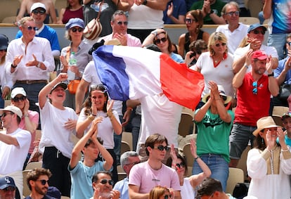 Aficionados franceses ondean una bandera de su país en el Fils-Munar.