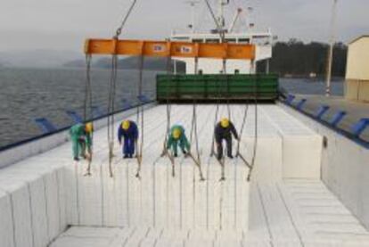 Carga de un barco con celulosa de Ence