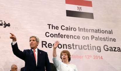 O secretário de Estado dos Estados Unidos, John Kerry, e a responsável de Política Exterior da UE, Catherine Ashton, na conferência de doadores para Gaza, no Cairo.