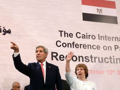 O secretário de Estado dos Estados Unidos, John Kerry, e a responsável de Política Exterior da UE, Catherine Ashton, na conferência de doadores para Gaza, no Cairo.