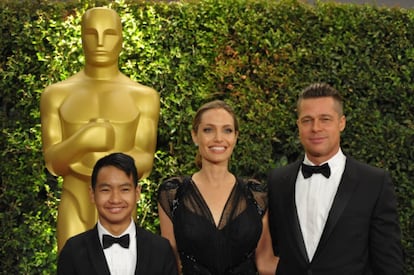 Angelina Jolie na cerimônia de entrega do Oscar em novembro de 2013 com o marido e o filho mais velho Siloh.