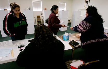 Votantes hispanas depositan su voto en un colegio electoral en San Diego, California, en febrero de 2008.