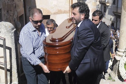 Familiares y amigos de Víctor Barrio portan el féretro con los restos mortales del matador de toros a su llegada a la iglesia de San Bartolomé de la localidad segoviana de Sepúlveda, donde tendrá lugar el funeral del torero que murió el pasado sábado en la plaza de toros de Teruel mientras participaba en el segundo festejo de las Fiestas del Ángel.