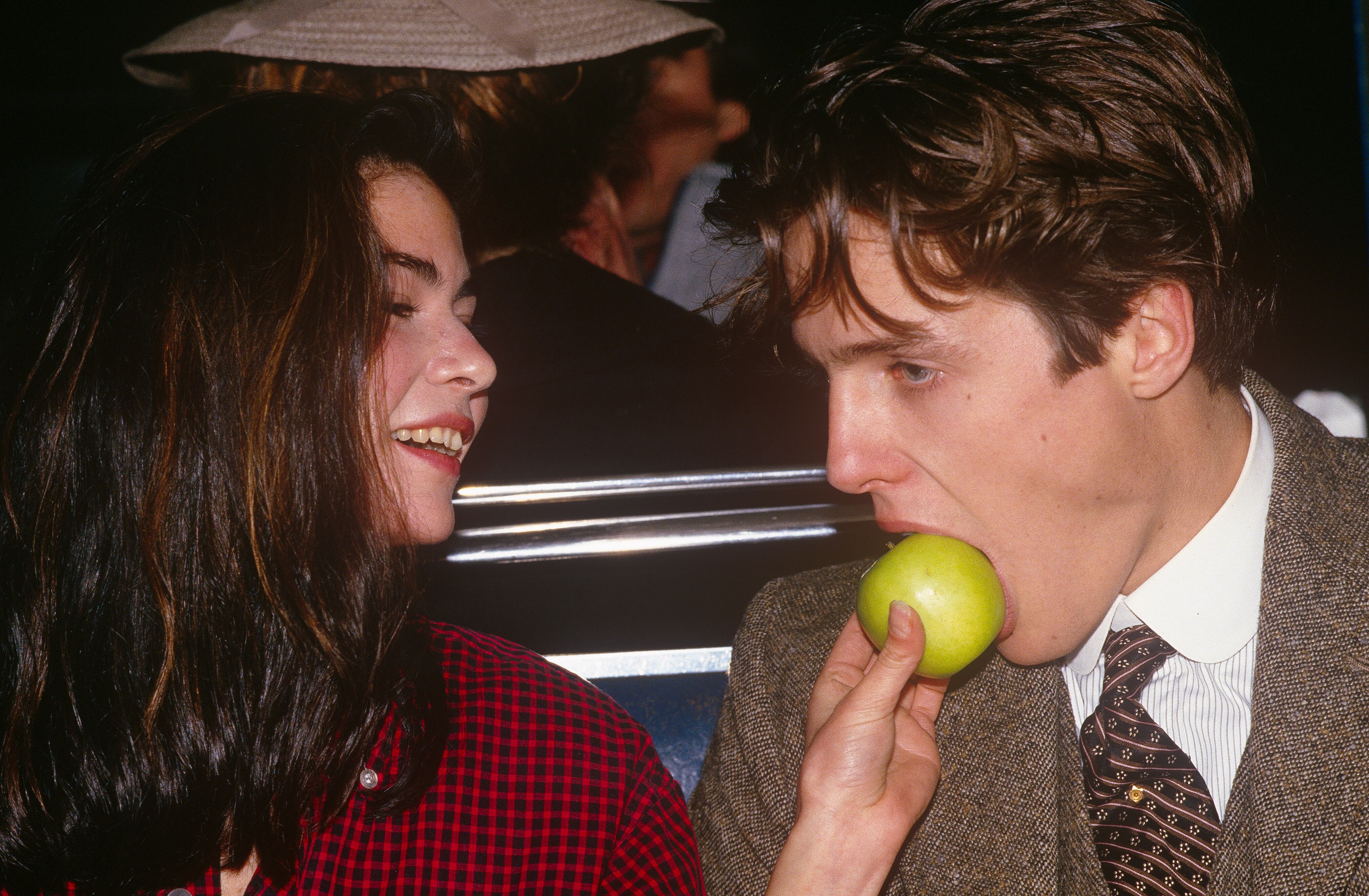 Mira Stout da de comer a Hugh Grant en 1986