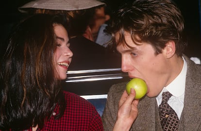 Mira Stout da de comer a Hugh Grant en 1986.