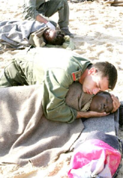Un soldado abraza para dar calor a una de las inmigrantes detenidas, que presentaba síntomas de hipotermia.