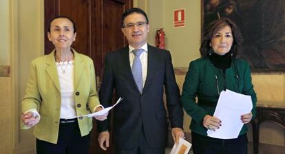 Pilar de la Oliva, Seraf&iacute;n Castellano y Carmen Llombart, en el TSJ.