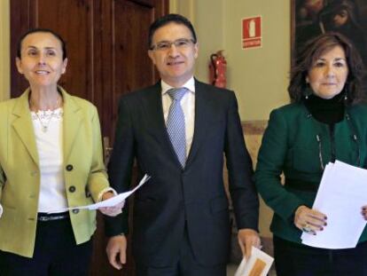 Pilar de la Oliva, Seraf&iacute;n Castellano y Carmen Llombart, en el TSJ.