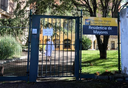 Foto de archivo de una monja caminando hacia la puerta de uno de los centros golpeados por la pandemia, la residencia de mayores Santísima Virgen y San Celedonio, en Madrid capital.