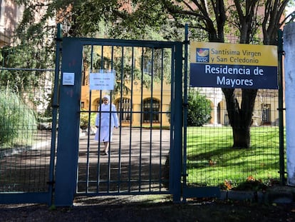 Foto de archivo de una monja caminando hacia la puerta de uno de los centros golpeados por la pandemia, la residencia de mayores Santísima Virgen y San Celedonio, en Madrid capital.