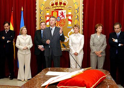 Jesús Caldera preside la toma de posesión de su equipo; junto a él, a la izquierda, Amparo Valcarce.