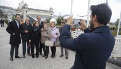 La vicepresidenta Soraya Sáenz de Santamaría se fotografía con unos jubilados en el Paseo de la Concha.