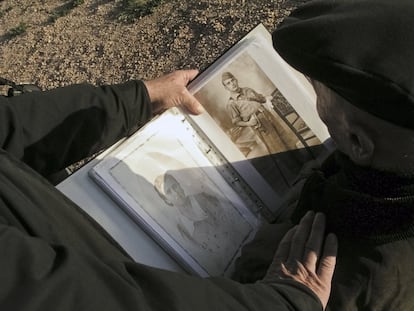 El exalcalde de Almendral, Francisco Cebrián, muestra algunas fotografías de los miembros de la lista de 'El Hombrecino'.