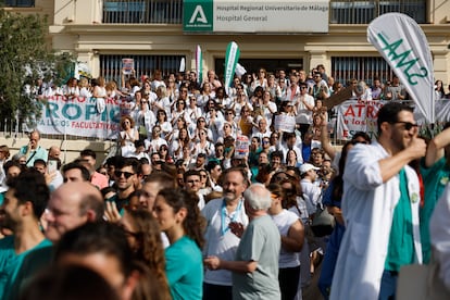 Sanitarios se concentran a las puertas del Hospital Regional Universitario de Málaga, este viernes.
