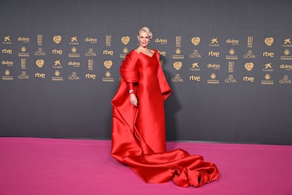 Belén Rueda, al estilo Hollywood dorado con un espectacular vestido rojo de Valenzuela Atelier.