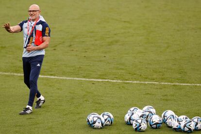 El seleccionador español, Luis de la Fuente, durante el entrenamiento del equipo, previo al partido clasificatorio para la Eurocopa 2024 ante Noruega, el viernes en el estadio de la Rosaleda, en Málaga.