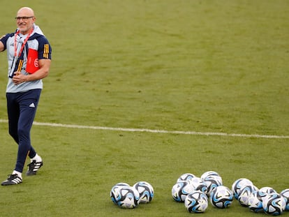 El seleccionador español, Luis de la Fuente, durante el entrenamiento del equipo, previo al partido clasificatorio para la Eurocopa 2024 ante Noruega, el viernes en el estadio de la Rosaleda, en Málaga.