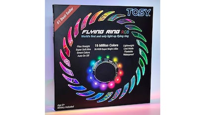 Aro volador sobre fondo blanco.