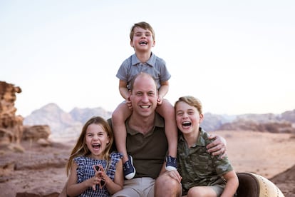 El príncipe Guillermo, en compañía de sus tres hijos, en la foto que ha publicado en su cuenta de Instagram para celebrar el Día del Padre.