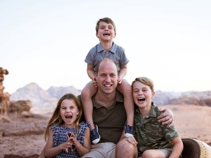 El príncipe Guillermo, en compañía de sus tres hijos, en la foto que ha publicado en su cuenta de Instagram para celebrar el Día del Padre.