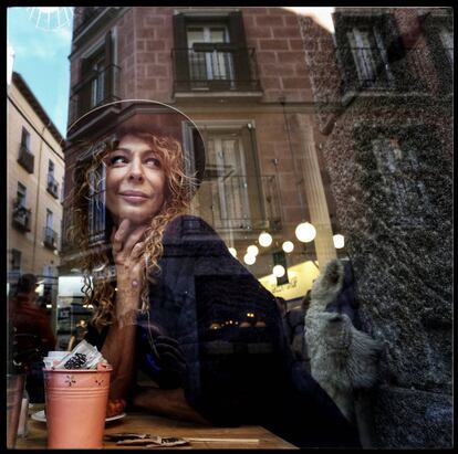 La actriz Elisa Matilla mira las calles de Malasa&ntilde;a desde Greek and Shop.