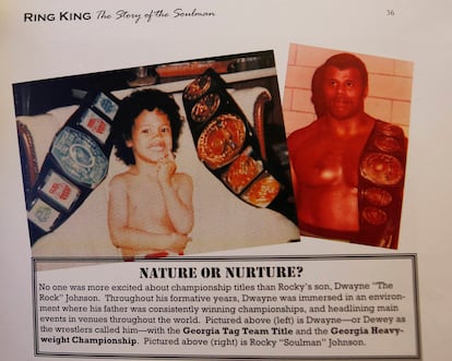 Un pequeño Dwayne Johnson junto a una foto de su padre, Rocky Johnson, en las páginas de una revista de lucha libre de los años setenta.