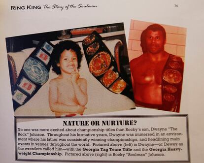 Un pequeño Dwayne Johnson junto a una foto de su padre, Rocky Johnson, en las páginas de una revista de lucha libre de los años setenta.