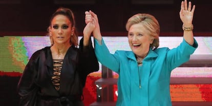 Jennifer Lopez y Hillary Clinton, durante un concierto en apoyo a Clinton en Miami.