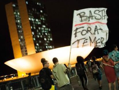 Há 12 pedidos de impeachment contra o presidente. PTN e PSB desembarcam, mas PSDB, principal aliado, recua. Reformas trabalhista e da Previdência têm tramitação suspensa